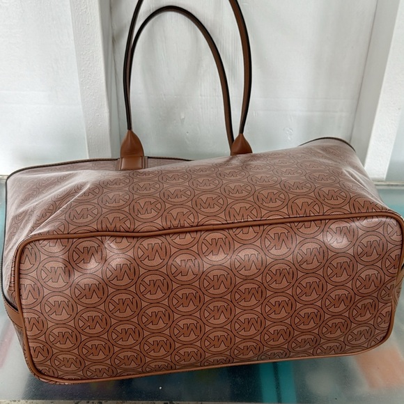 Michael Kors Bag Signature Logo Tote - Picture 9 of 17